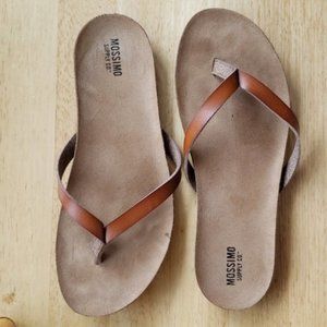 Mossimo Faux leather light brown flip flops